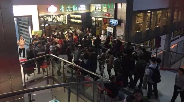 新店开业 4.8折排队攻略